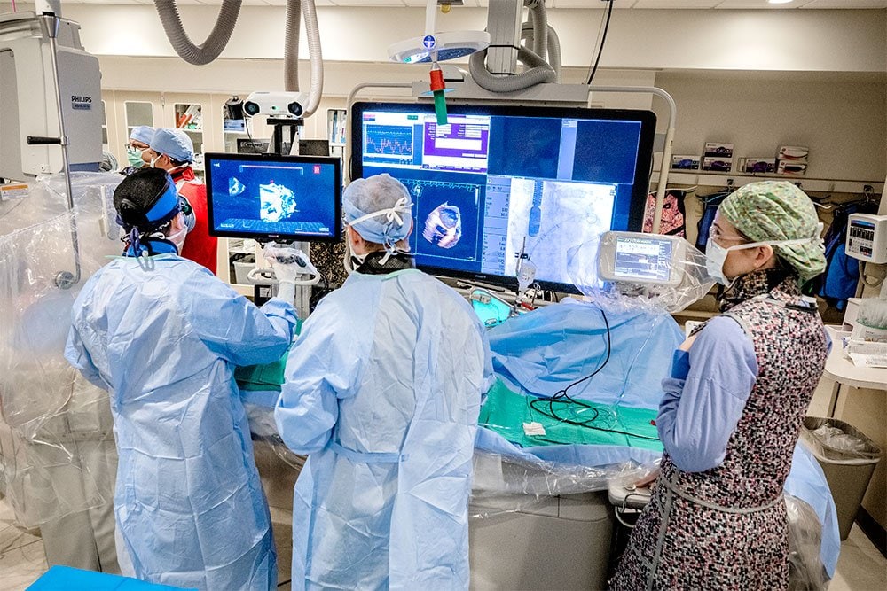 photo of clinicians performing a structual heart procedure using 4D Hologram Technology